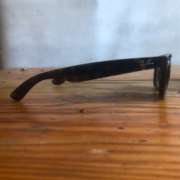 Women’s tortoise new wayfarer sunglasses in mint condition! - Picture 2 of 3